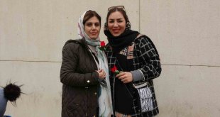 Nevruz tatili için gelen İranlı turistler Yüksekova'da güllerle karşılandı