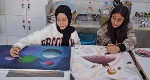 Eleşkirt'teki öğrenciler Gençlik Merkezi'nde el sanatlarını öğreniyor