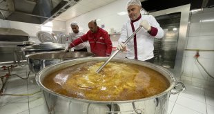 Kızılay gönüllüleri, onardıkları öğretmenevi yemekhanesinde günde 15 bin kişilik yemek hazırlıyor