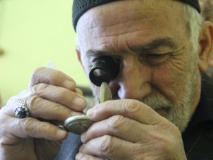 20 metrekarelik dükkânda yarım asırdır saat tamir ediyor