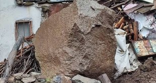 Erzincan'da dağdan kopan kaya parçaları köydeki bir eve zarar verdi