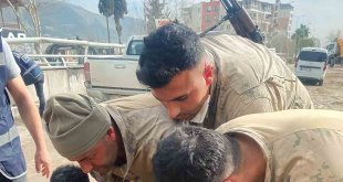 Bitlisli korucular deprem bölgesinde buldukları 1 kilo altını sahibine teslim etti