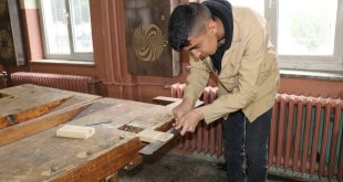 Erzincan'da meslek lisesi öğrencileri depremzede çocuklar için oyuncak üretiyor