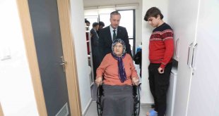 Ağrı'da yaşlı depremzede kadına tekerlekli sandalye verildi