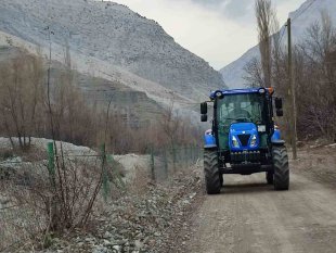 Her yıl yenisini aldığı traktörünü tarla için değil gezmek için kullanıyor