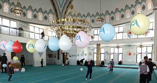 Cami, çocuklar için balonlarla süslendi