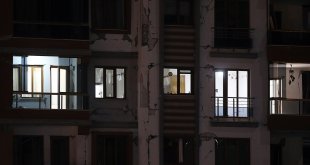Deprem anında boşaltılan evlerin açık kalan lambaları hala yanıyor