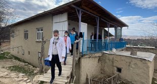 Elazığ'daki gönüllü doktor ve hemşirelerden kırsaldaki depremzedelere gezici sağlık hizmeti