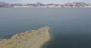 Kuraklığın etkisi altındaki Ağrı'da baraj gölünün yüzeyindeki buzlar çözülmeye başladı