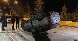 Elazığ'da refüje çarpan cip devrildi