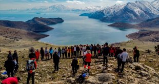 Doğaseverler Van Gölü koylarında yürüyüş yaptı