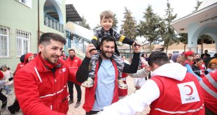 Türk Kızılay gönüllüleri Malatya'daki depremzede çocuklara moral aşılıyor