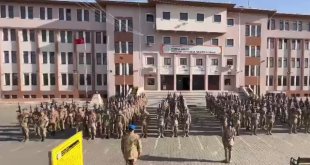 Deprem bölgesinde görev yapan Tatvan'daki komandolar görevlerini devretti