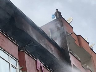 Iğdır'da bir binanın 4. katında çıkan yangına su bidonu ile müdahale