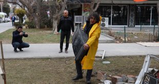 Depreme dikkati çekmek için Hatay'dan getirdiği enkaz parçalarını sergiledi