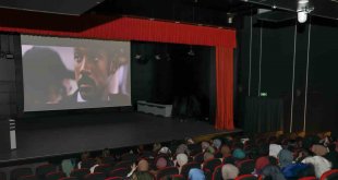 Depremzede öğrenciler için sinema etkinliği düzenlendi