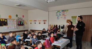 Bingöl'de minik öğrenciler, akranları için topladıkları paraları deprem bölgesine yolladı