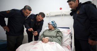 Enkazdan kurtardıkları depremzede kadını hastanede ziyaret ettiler