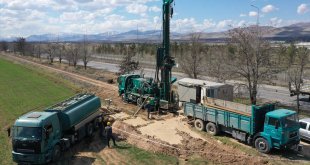 DSİ Malatya'daki kayısı bahçelerinin susuz kalmaması için sondaj kuyuları açıyor