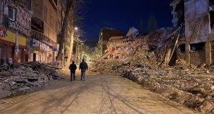 Malatya'da depremlerde bir kısmı yıkılan bina Sincik merkezli depremde çöktü