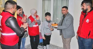 Van'da Türk Kızılay ekibi, depremzede çocuğun doğum gününü kutladı