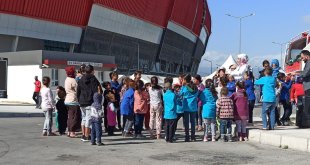 Gezici kütüphane aracı oyun ve etkinlik alanlarıyla deprem bölgesinde