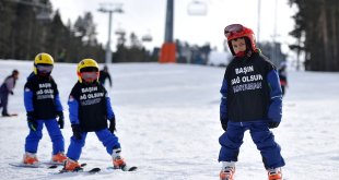 Kars'ta çocuk kayakçılar 'siyah deprem yelekleriyle' antrenmanlara başladı