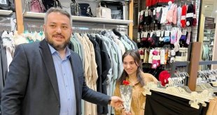 Kadın ziyaretçilere kırmızı karanfil dağıtıldı