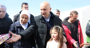 Bakan Karaismailoğlu, deprem bölgesinde ziyaretlerde bulundu