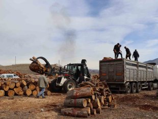 Oltu'dan deprem bölgesine yakacak desteği