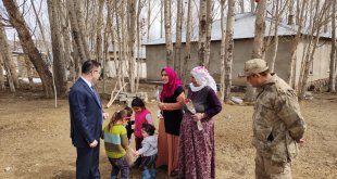 Özalp Kaymakamı Muhammed Emin Nasır kadınlara karanfil dağıttı