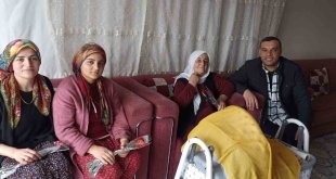 Depremzede muhtardan depremzede kadınlara karanfil