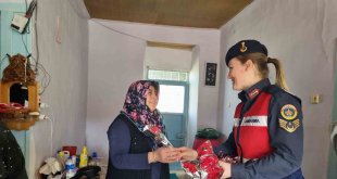 Jandarma ekipleri depremzede kadınları unutmadı
