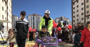 Depremzede çocuklar polislerle doyasıya eğlendi