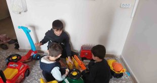 Elazığ'da misafir edilen depremzede çocuklara oyuncak hediyesi
