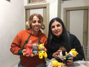 Elleriyle ördüğü origamı bebekleri depremzede çocuklara gönderdi