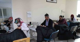 Van Olgunlaşma Enstitüsü depremzedeler için tulum, battaniye ve yelek üretiyor