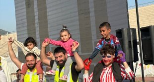 Tiyatrocular deprem bölgesinde oyunlarıyla çocuklarda afetin izini silmeye çalışıyor