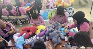 Ağrılı öğrenciler depremzede çocuklar için oyuncak üretiyor