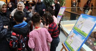 Erzincan'da öğrenciler yazdıkları kitaptan elde edilecek geliri depremzedelere gönderecek