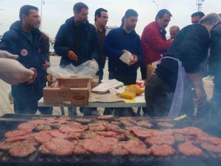 Deprem bölgesi Malatya'da 28 bin kişiye köfte ekmek dağıtıldı