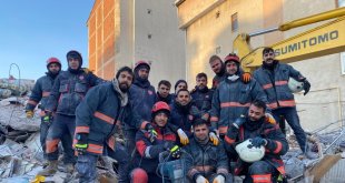 Depremzede itfaiyeciler ailelerini bırakıp yardımı koştu