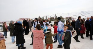 Bitlis'te misafir edilen depremzedeler kayak yaptı