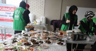 Bitlisli kadınlar yaptıkları yemekleri satarak depremzedelere destek oluyor