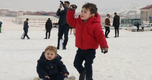 Depremzede çocuklar Bitlis'te kar keyfi yaşadı