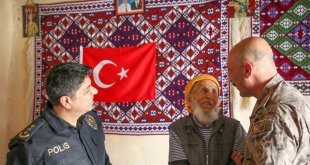 Hakkari Emniyet Müdürü Pınar'dan 99'luk çınara ziyaret