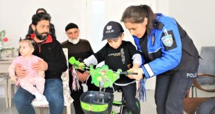 Erzincan'da polislerden depremzede çocuğa bisiklet sürprizi