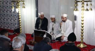 Iğdır'da, depremde hayatını kaybedenler için mevlit okundu