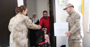 Jandarma ekipleri depremzede vatandaşlarla bir araya geldi