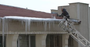 Özalp'ta çatılardaki buz sarkıtları temizlendi